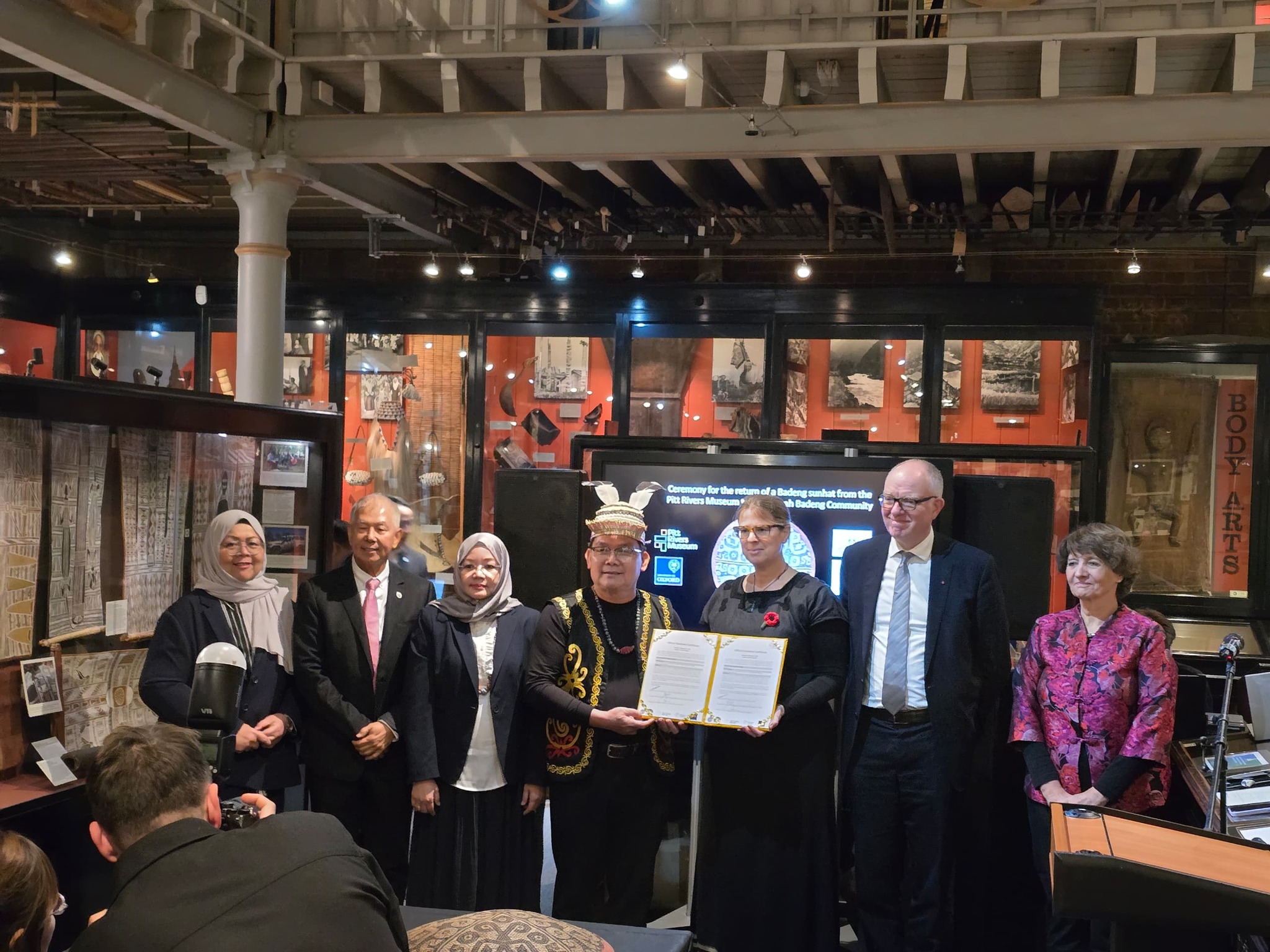 The Pitt Rivers Museum handed over a culturally significant Kenyah Badeng sunhat to the Kenyah Badeng Association (KEBANA)